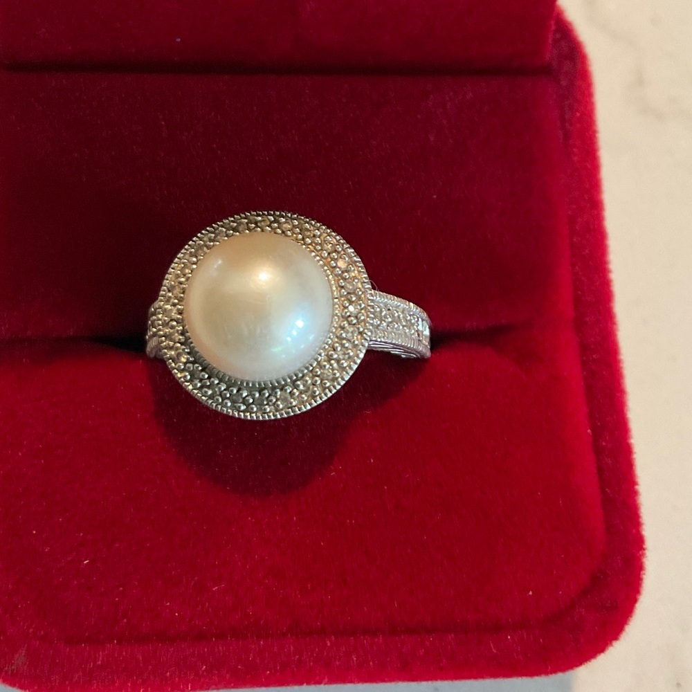 Elegant Silver Pearl Ring